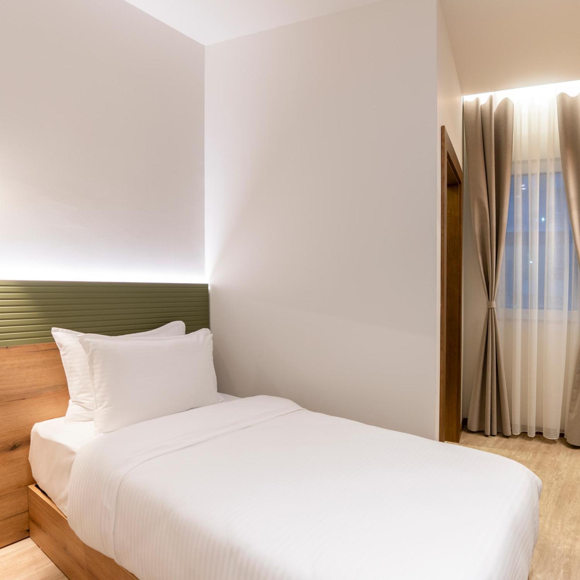 Star Hill Hotel Приштина Экстерьер фото